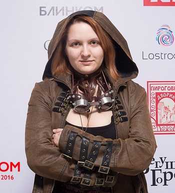 юля фото 2 кроп.jpg